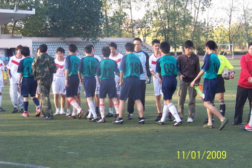 图1:寒风中开场